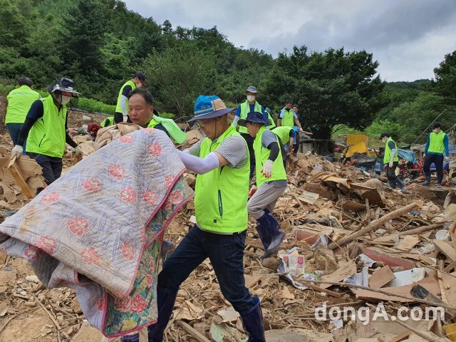 13일 충북 제천에 위치한 피해 축산농가를 찾아 김태환 축산경제대표이사와 임직원들이 피해 복구 작업을 벌이고 있다.