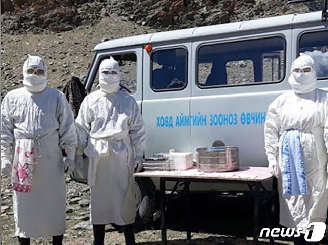 러시아 방역요원들이 접경지 주민에게 흑사병 백신 접종을 실시하고 있다. © 뉴스1