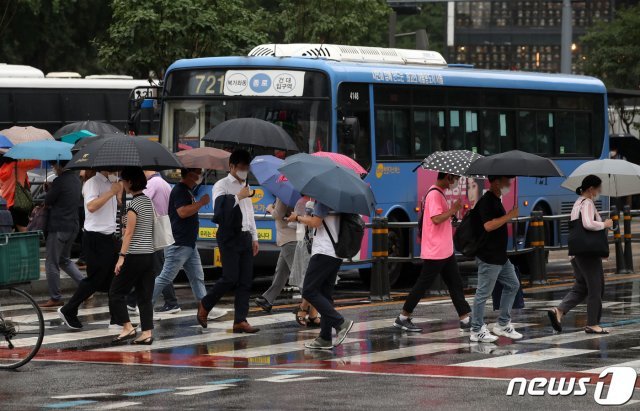 전국에 비가 예보된 10일 오전 서울 세종대로 광화문광장 인근에서 시민들이 우산을 쓰고 발걸음을 재촉하고 있다. 2020.8.10/뉴스1 © News1