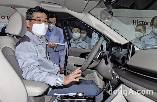 13일 경기 광명 소하리 공장을 방문한 송호성 기아차 사장이 이달 출시를 앞둔 신형 카니발 실내를 점검하고 있다.