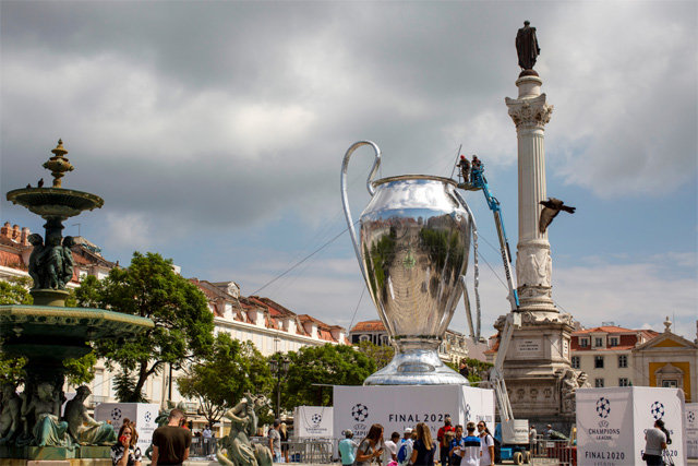 2019∼2020 유럽축구연맹(UEFA) 챔피언스리그가 열리고 있는 포르투갈 리스본 시내에 들어선 우승 트로피 모형. UEFA는 신종 코로나바이러스 감염증(코로나19)을 막기 위해 분 단위까지 계산한 방역대책을 세웠다. 리스본=AP 뉴시스