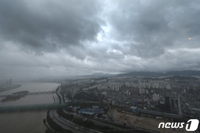 중부지방 집중호우가 계속된 9일 오후 비구름이 한강 일대를 뒤덮고 있다. 2020.8.9/뉴스1 © News1