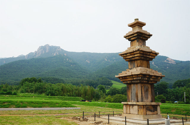 고려시대에 세워졌다가 조선 중기에 폐찰된 월남사의 옛터에는 독특하게 검붉은 색을 띤 월남사지 삼층석탑이 있다.