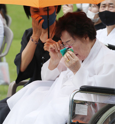 14일 ‘일본군 위안부 피해자 기림의 날’ 행사에서 눈물을 닦고 있는 이용수 할머니. 천안=뉴시스