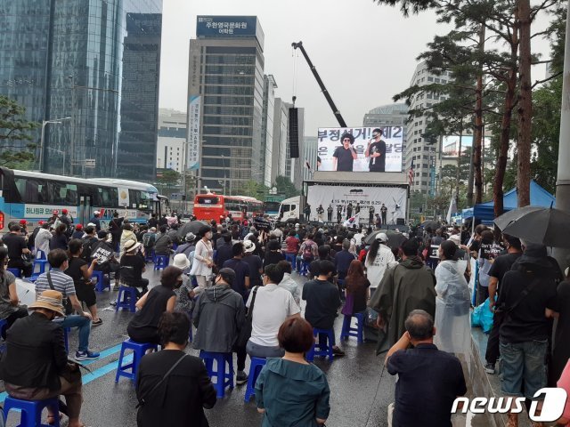 광복절인 15일 서울 중구 을지로입구역 일대에서 4·15부정선거국민투쟁본부가 집회를 하고 있다. 2020.8.15/뉴스1 © 뉴스1