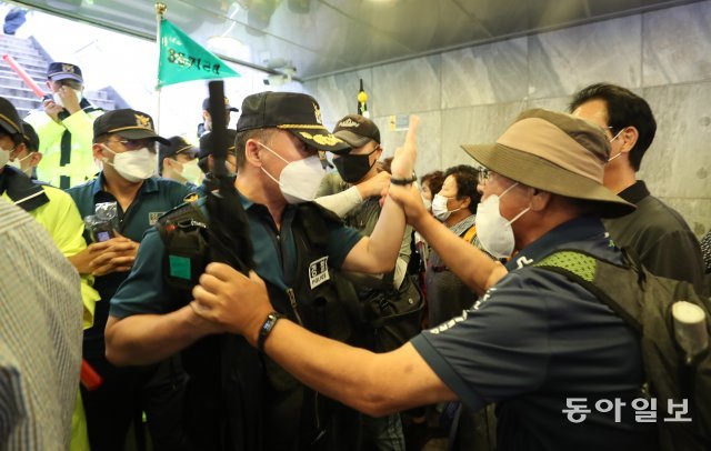 75회 광복절인 15일 시민들이 서울 광화문 일대에서 열린 ‘8·15 광화문 국민대회’에 참여해 정부와 여당을 규탄하고 있다. 일부 참가자들이 출입을 통제하는 경찰과 몸싸움을 하고 있다.