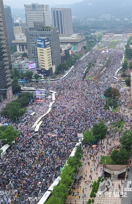 75회 광복절인 15일 시민들이 서울 광화문 일대에서 열린 ‘8·15 광화문 국민대회’에 참여해 정부와 여당을 규탄하고 있다.