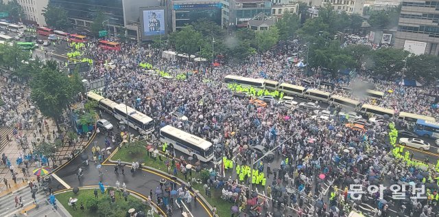 제75회 광복절인 15일 시민들이 서울 광화문 광장 일대에서 열린 ‘8·15 광화문 국민대회’에 참여해 정부와 여당을 규탄하고 있다. 폴리스라인이 무너지면서 집회 참가자와 차량이 엉켜있다.