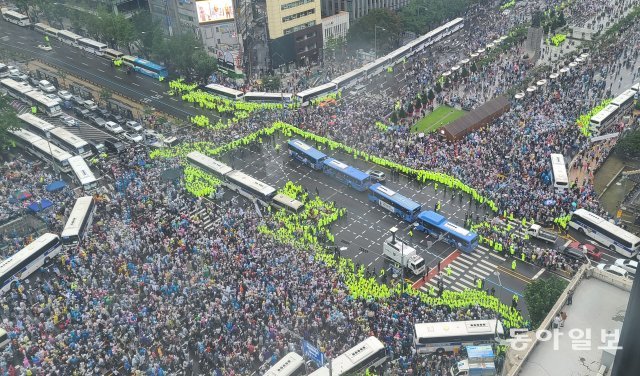 제75회 광복절인 15일 시민들이 서울 광화문 광장 일대에서 열린 ‘8·15 광화문 국민대회’에 참여해 정부와 여당을 규탄하고 있다. 폴리스라인이 무너지면서 집회 참가자와 차량이 엉켜있다.