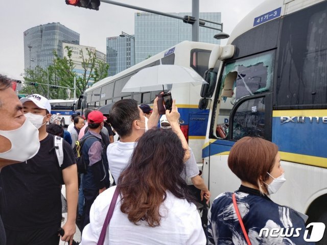 광복절인 15일 서울 도심 곳곳에서 집회가 이어진 가운데 집회에 동원된 한 경찰버스 운전석 유리창이 깨져 있다. 2020.8.15/뉴스1 © 뉴스1