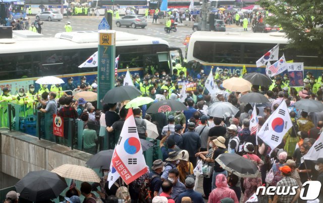 보수단체 회원들이 15일 서울 광화문 광장 일대에서 집회를 하고 있다. 2020.8.15/뉴스1 © News1