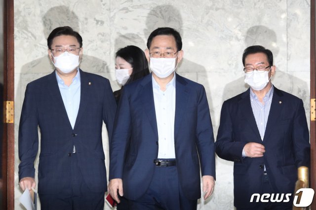 주호영 미래통합당 원내대표가 14일 오전 서울 여의도 국회에서 열린 원내대책회의에 참석하고 있다. 2020.8.14/뉴스1 © News1