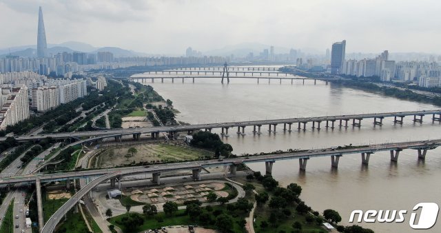 서울시 한강사업본부는 16일 11개 한강공원을 개방한다고 밝혔다. 뉴스1 © News1