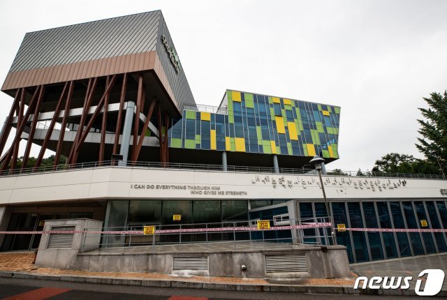 중앙방역대책본부는 14일 신종 코로나바이러스 감염증(코로나19) 정례 브리핑에서 이날 낮 12시 기준으로 우리제일교회와 관련 누적 확진자가 총 72명으로 늘었다고 밝혔다. 교인 및 접촉자에 대한 검사 결과 전날 낮 12시 이후 교인 58명, 지인 2명 등 60명이 추가됐다. 사진은 이날 오전 경기도 용인시 보정동 우리제일교회에 출입금지 안내문이 게시돼 있다. 2020.8.14/뉴스1