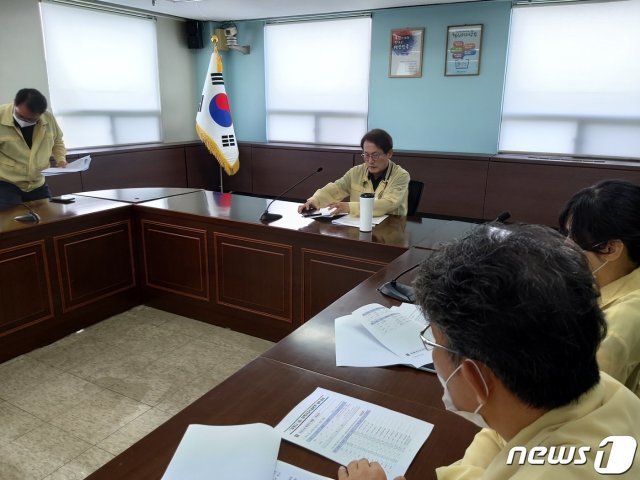 조희연 서울시교육감(가운데)이 16일 서울 종로구 서울시교육청에서 지역사고수습본부 긴급 대책회의를 주재하고 있다.© 뉴스1