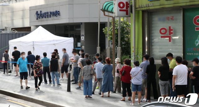 서울 지역 신종 코로나바이러스 감염증(코로나19) 확진자가 늘고있는 가운데 16일 오휴 서울 성북구 보건소에 마련된 선별진료소에서 시민들이 검사를 기다리고 있다. 2020.8.16/뉴스1