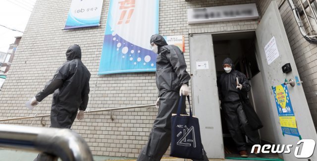 16일 오후 서울시 관계자들이 교인 명부 확보를 위해 신종 코로나바이러스 감염증(코로나19) 확진자가 집단발병한 서울 성북구 사랑제일교회로 이동하고 있다. 2020.8.16/뉴스1 © News1