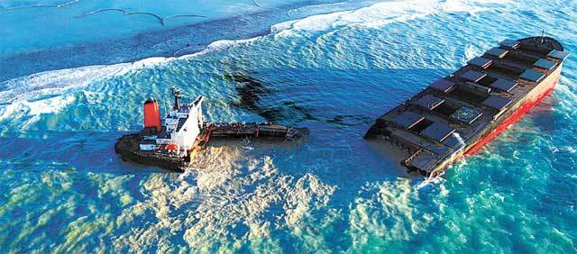 지난달 25일 인도양 모리셔스 해안에서 좌초해 기름 유출 사고를 일으킨 일본 화물선 와카시오호가 두 동강 난 모습이 16일 공개됐다. 사진 출처 와카시오 클린업 공식 페이스북