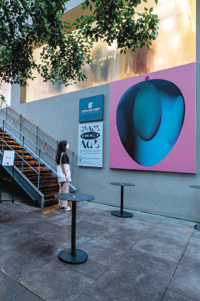 에잇세컨즈 가로수길점 오픈 갤러리.