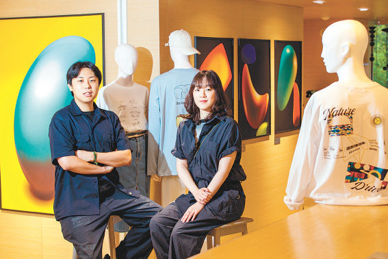 에잇세컨즈 오픈 갤러리에서 협업 작가 레어버스(왼쪽)와 틈이 포즈를 취하고 있다.