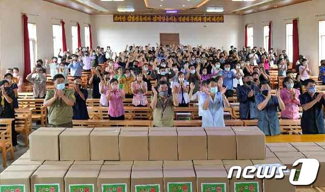 김정은 북한 국무위원장이 수해를 입은 은파군 대청리에 의약품을 보냈다고 노동당 기관지 노동신문이 17일 전했다. (평양 노동신문=뉴스1)