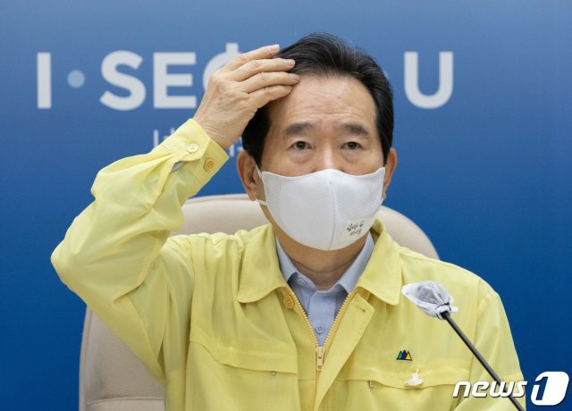 정세균 국무총리가 17일 오전 서울 중구 서울시청에서 열린 신종 코로나바이러스 감염증(코로나19) 대응 중앙재난안전대책본부 회의에 참석해 있다. 2020.8.17/뉴스1 © News1