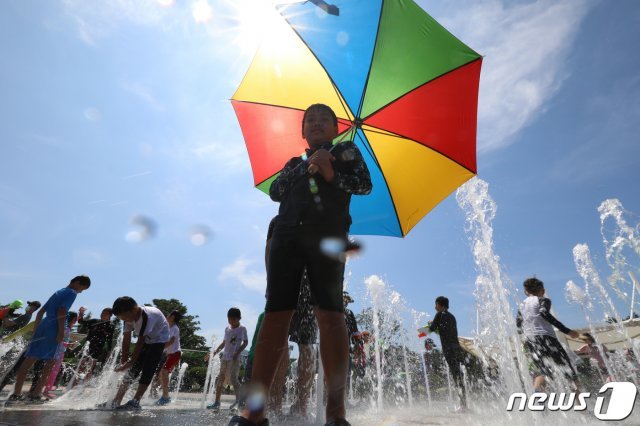 대구·경북 대부분 지역에 폭염경보가 내려지며 불볕더위가 계속된 16일 오후 경북 경산시 남산면 삼성현역사문화공원 바닥분수에서 어린이들이 더위를 피해 물놀이를 하고 있다. 2020.8.16/뉴스1 © News1