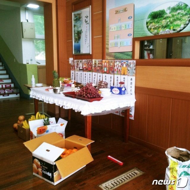 사천의 한 중학교에서 굿판을 벌인 행정실장에 대해 경남도교육청이 중징계 처분을 결정했다. 사진은 당시 굿판 장면. 독자 제공. © 뉴스1