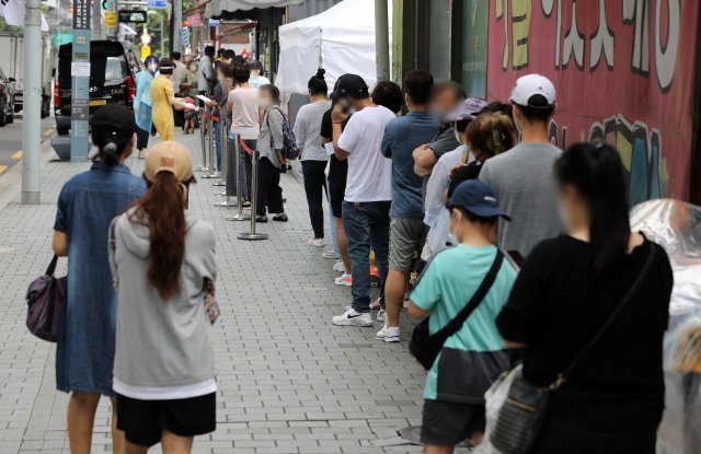 서울 지역 코로나19 확진자가 늘고있는 가운데 17일 오전 서울 성북구 보건소에 마련된 선별진료소에서 시민들이 검사를 기다리고 있다. 사진=뉴스1