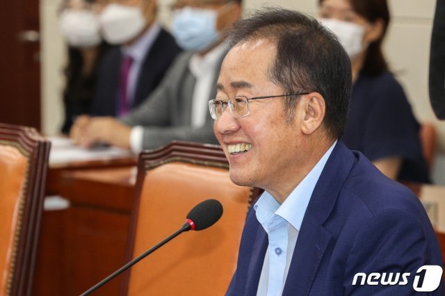 23일 서울 여의도 국회에서 열린 국방위 전체회의에서 홍준표 무소속 의원이 동료 의원들과 인사를 하고 있다. 2020.7.23/뉴스1 © News1