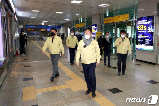 지난 2월 이재수 강원 춘천시장이 남춘천역을 찾아 방역 상황을 점검하고 있는 모습. (자료 사진) © News1