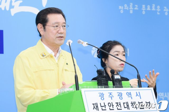 이용섭 광주시장은 15일 오후 광주시청 브리핑룸에서 코로나19 대응 기자회견을 열고 확진자 현황 등을 설명하고 있다.(광주시 제공) 2020.8.15/뉴스1 © News1