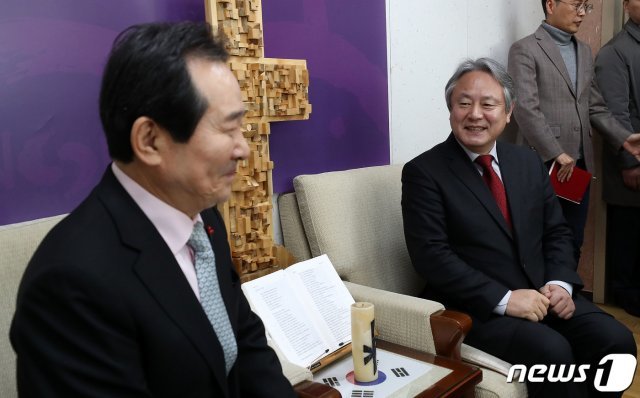 이홍정 한국기독교교회협의회 총무(왼쪽)와 정세균 국무총리가 서울 종로구 한국기독교회관에서 대화를 나누는 모습./뉴스1 © News1