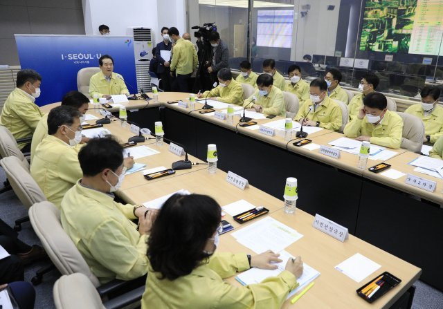 정세균 국무총리가 17일 오전 서울 중구 서울시청에서 열린 코로나19 대응 중앙재난안전대책본부 회의에서 모두발언을 하고 있다. 사진=뉴스1