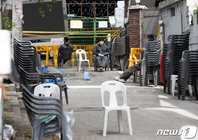 서울에 신종 코로나바이러스 감염증(코로나19) 확진자가 급증하고 있는 17일 서울 성북구 사랑제일교회 입구 곳곳에 성북구 관계자들이 자리를 지키고 있다./뉴스1 © News1