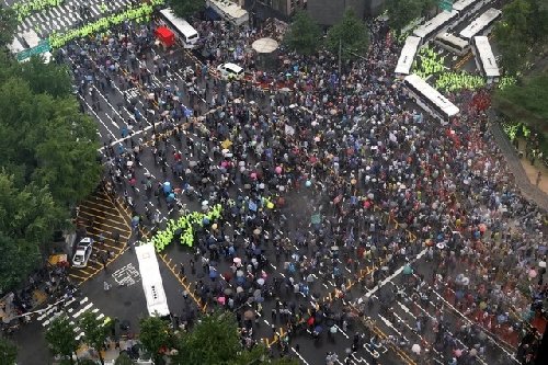 보수단체들이 15일 서울 종로구 광화문 광장에서 열린 8·15 대규모 집회를 마친 후 경찰 저지선을 뚫고 경찰들과 대치하고 있다. 사진=뉴시스