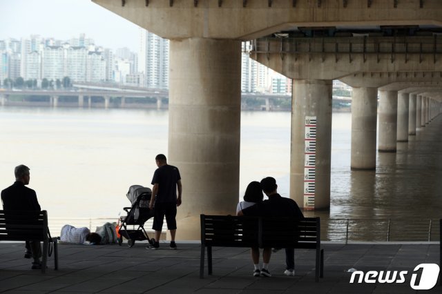장마가 끝나고 무더위가 찾아온 17일 오후 서울 여의도 한강공원에서 시민들이 다리 아래 그늘에서 더위를 식히고 있다. 2020.8.17/뉴스1 © News1