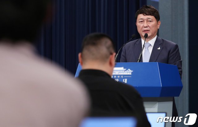 최재성 청와대 정무수석이 17일 오후 춘추관에서 문재인 대통령의 여야 대표와의 만남 제안 등 현안관련 브리핑을 하고 있다. 2020.8.17/뉴스1