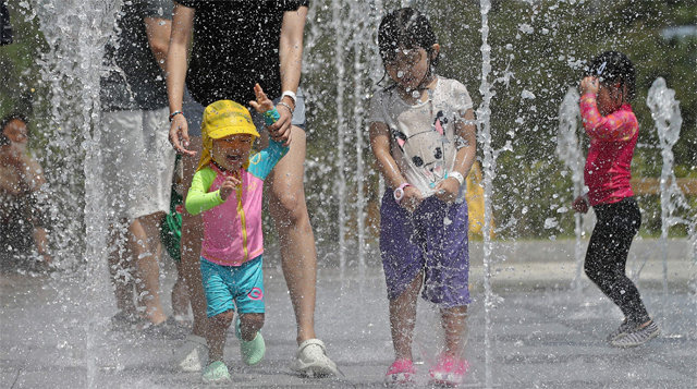 “분수대에서 더위 식혀요” 전국적으로 폭염이 기승을 부리는 17일 울산 동구 대왕암공원에서 바닥 
분수대를 찾은 어린이들이 물놀이를 하며 더위를 식히고 있다. 이날 낮 최고기온은 30∼37도 사이를 오가며 전국 대부분 지역에 
폭염특보가 발효됐다. 울산=뉴스1
