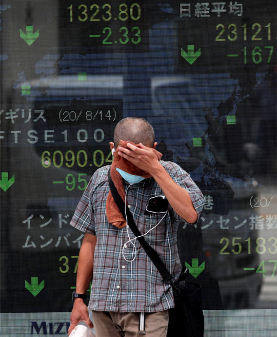 코로나에 맥못추는 日경제 17일 일본 도쿄 증권거래소 현황판 앞에서 한 행인이 고개를 숙이고 있다. 
이날 내각부는 2분기 성장률이 전 분기 대비 ―7.8%를 기록해 관련 통계를 집계한 1955년 이후 최저치를 기록했다고 밝혔다. 
신종 코로나바이러스 감염증(코로나19) 사태로 지난해 4분기부터 3개 분기 연속 성장률이 마이너스를 기록하면서 이날 
닛케이평균주가는 전 거래일 대비 0.83% 하락한 23,096.75엔으로 마감했다. 도쿄=AP 뉴시스