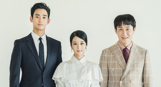 tvN 드라마 ‘사이코지만 괜찮아’에서 함께 가족사진을 찍은 강태(김수현)와 문영(서예지), 그리고 상태(오정세). 박신우 PD는 “정말 어려운 캐릭터들을 선택해준 것만으로도
배우들을 존경한다”고 말했다. tvN 제공
