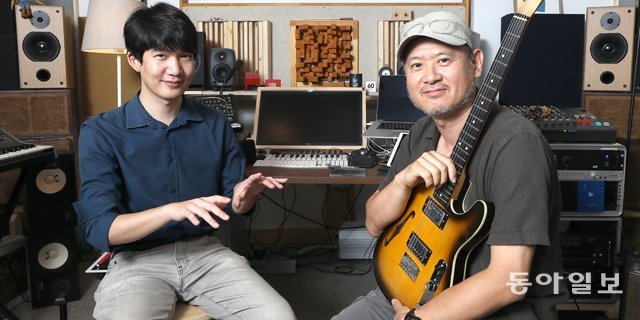 14일 서울 서초구의 ‘전파사 음악실’에서 만난 재즈 연주자 박진영(왼쪽)과 정수욱. 두 사람은 ‘My Song’과 
‘Offramp’에 대해 “들어볼수록 새로운 게 들리는 미래지향적 음반”이라고 말했다. “빌 에번스나 오넷 콜먼에 대한 숨은 
헌정부터 녹음 당시의 사소한 연주 실수까지요.” 송은석 기자 silverstone@donga.com
