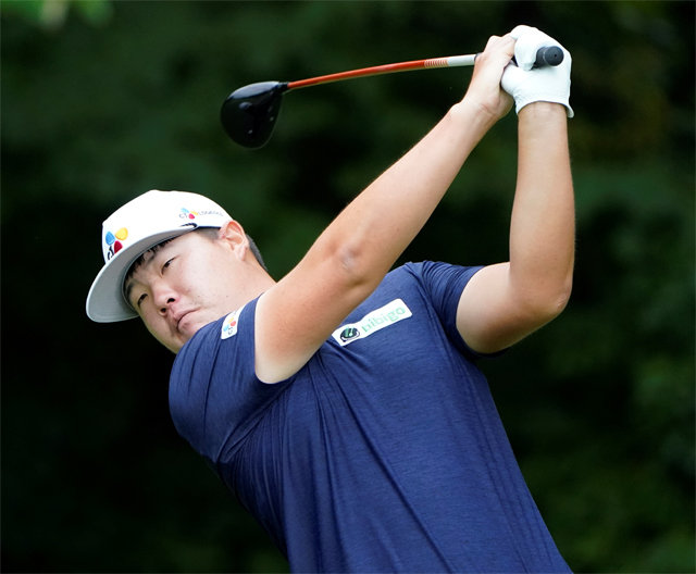 임성재가 17일 미국 노스캐롤라이나주 그린즈버러 시지필드CC에서 열린 미국프로골프(PGA)투어 윈덤챔피언십에서 
티샷을 하고 있다. 공동 9위로 대회를 마친 임성재는 페덱스컵 포인트 5위를 유지해 포인트 상위 10명에게 주는 ‘윈덤 리워즈’ 
보너스 100만 달러를 챙겼다. 임성재는 20일 개막하는 PGA투어 플레이오프에 출전한다. 그린즈버러=AP 뉴시스