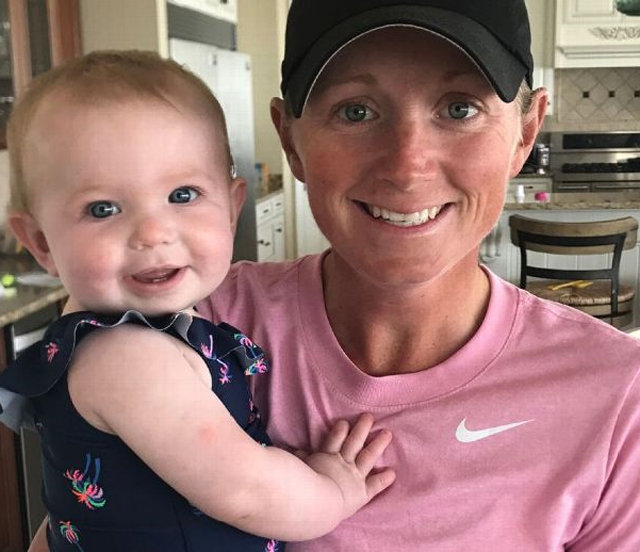 딸 체스니를 안고 있는 스테이시 루이스(오른쪽). 루이스는 17일 끝난 레이디스 스코티시오픈에서 정상에 오르며 출산 후 첫 우승의 기쁨을 누렸다. 루이스 트위터