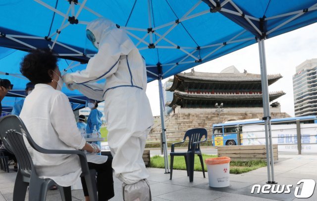 남대문 시장 케네디 상가에서 상인 8명이 신종코로나바이러스 감염증(코로나19)에 감염된 것으로 확인된 가운데 10일 서울 중구 숭례문 앞에 설치된 선별진료소에서 시민들이 검사를 받고 있다. 2020.8.10/뉴스1 © News1