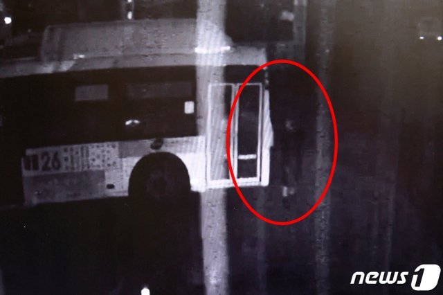 업체측 폐쇄회로(CC)TV에 찍힌 범행 모습. 2020.7.28 /뉴스1 © News1