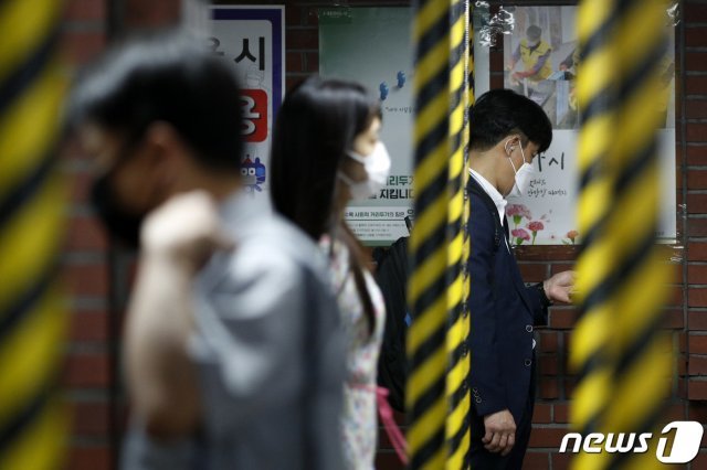 서울 중구 지하철 2호선 시청역에서 마스크 쓴 시민들이 출근하고 있다. © News1