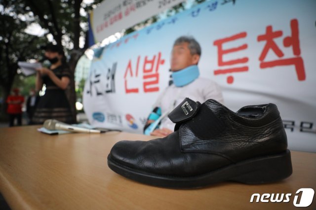 국회를 방문한 문재인 대통령을 향해 신발을 벗어 던진 정창옥 씨가 20일 오후 서울 동화면세점 앞에서 시민과의 대화를 하고 있다. 2020.7.20/뉴스1 © News1