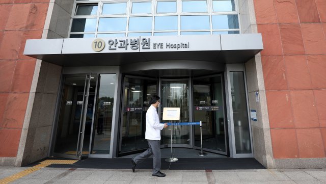 사랑제일교회 예배에 참석했던 연세대 세브란스병원 소속 간호사가 코로나19 확진 판정을 받아 18일 오전 서울 서대문구 신촌 세브란스 안과병원이 폐쇄됐다. 병원에 따르면 지난 17일 세브란스 안과병원 소속 간호사가 코로나19 양성 판정을 받았다. 이 간호사는 지난 9일 사랑제일교회를 방문했으며, 전날 확진되기 전까지 무증상이었다고 병원은 전했다. 사진=뉴스1