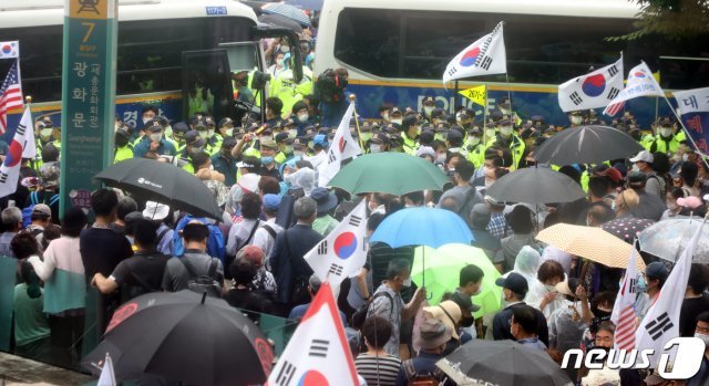보수단체 회원들이 지난 15일 서울 광화문 광장 일대에서 집회를 하고 있다. ⓒ News1